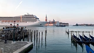 Kreuzfahrtsschiff vor Florenz