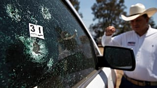 Impacto en el vehículo de Guillermo Valencia, candidato del PRI en Morelia