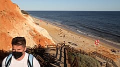Tourist an der Algarve im Mai 2021