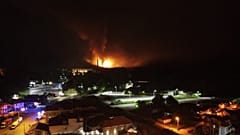 Die Explosion erhellte den Nachthimmel über der Stadt Cacak, Serbien