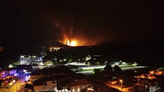 Die Explosion erhellte den Nachthimmel über der Stadt Cacak, Serbien