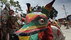 „Tanzende Teufel" beten für ein Ende der Krise in Venezuela