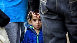 migranti siriani lasciano la stazione ferroviaria di Padborg, Danimarca, al confine tedesco giovedì 10 settembre 2015,