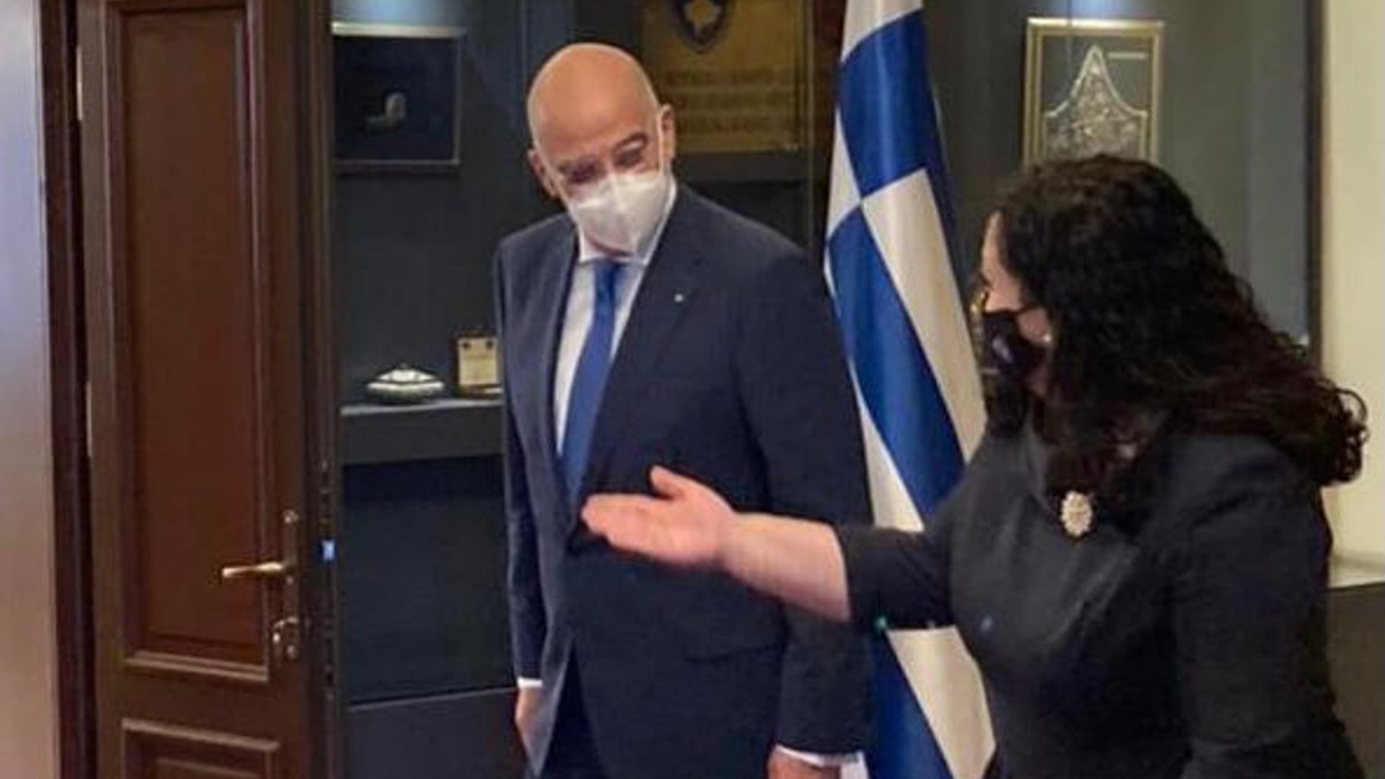 Ο Έλληνας ΥΠΕΞ και η πρόεδρος του Κοσόβου