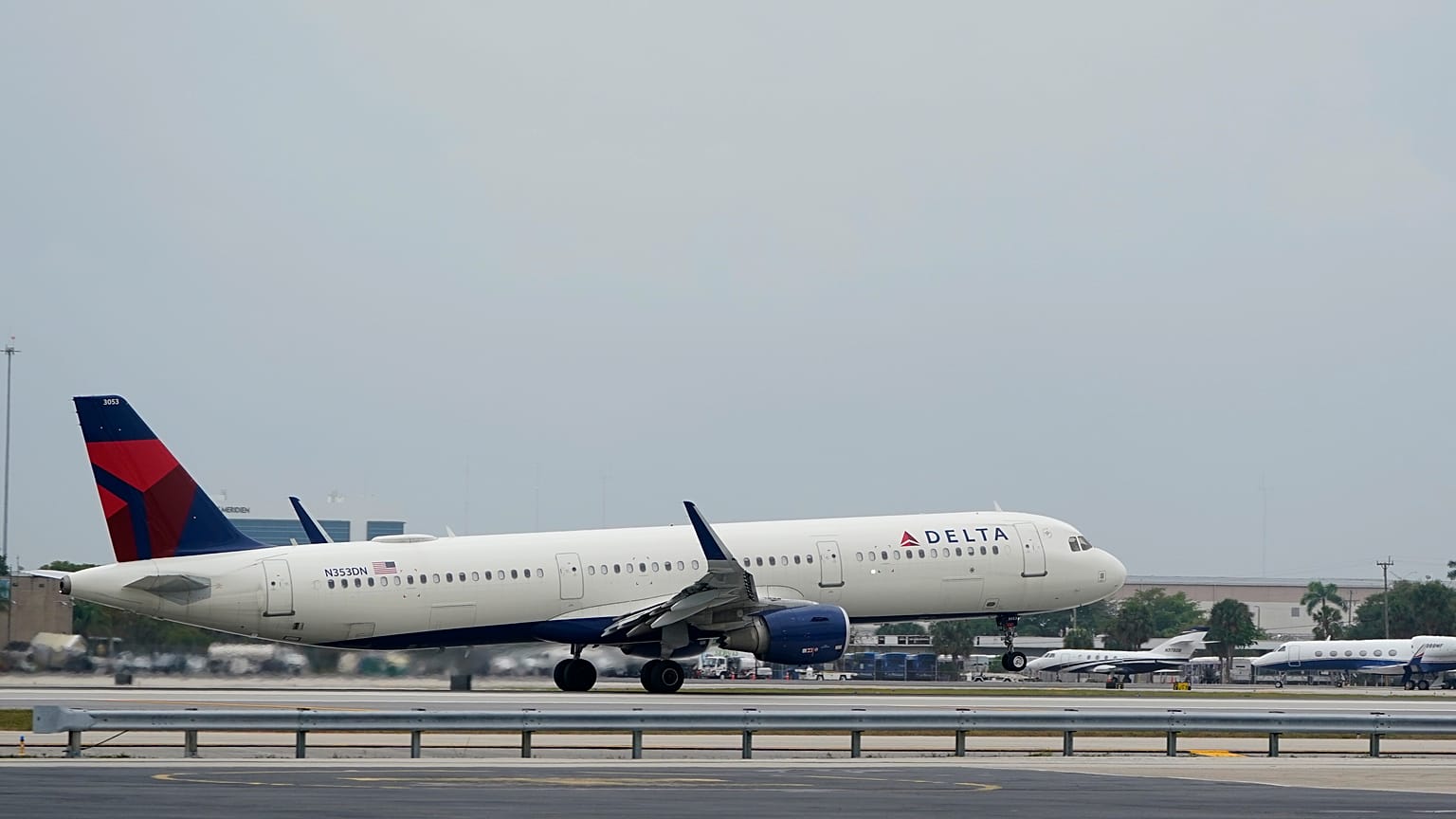 طائرة ركاب تابعة لشركة دلتا إيرلاينز إيرباص A321 - 211 .