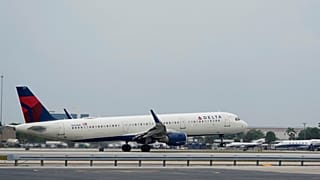 طائرة ركاب تابعة لشركة دلتا إيرلاينز إيرباص A321 - 211 .