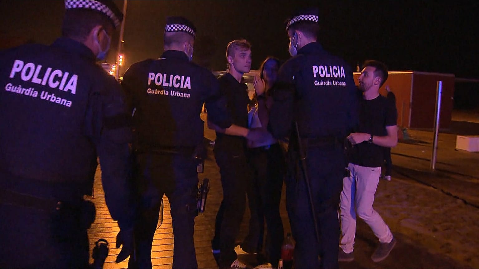 NO COMMENT | Nuevo desalojo masivo de jóvenes en Barcelona por no cumplir las normas sanitarias