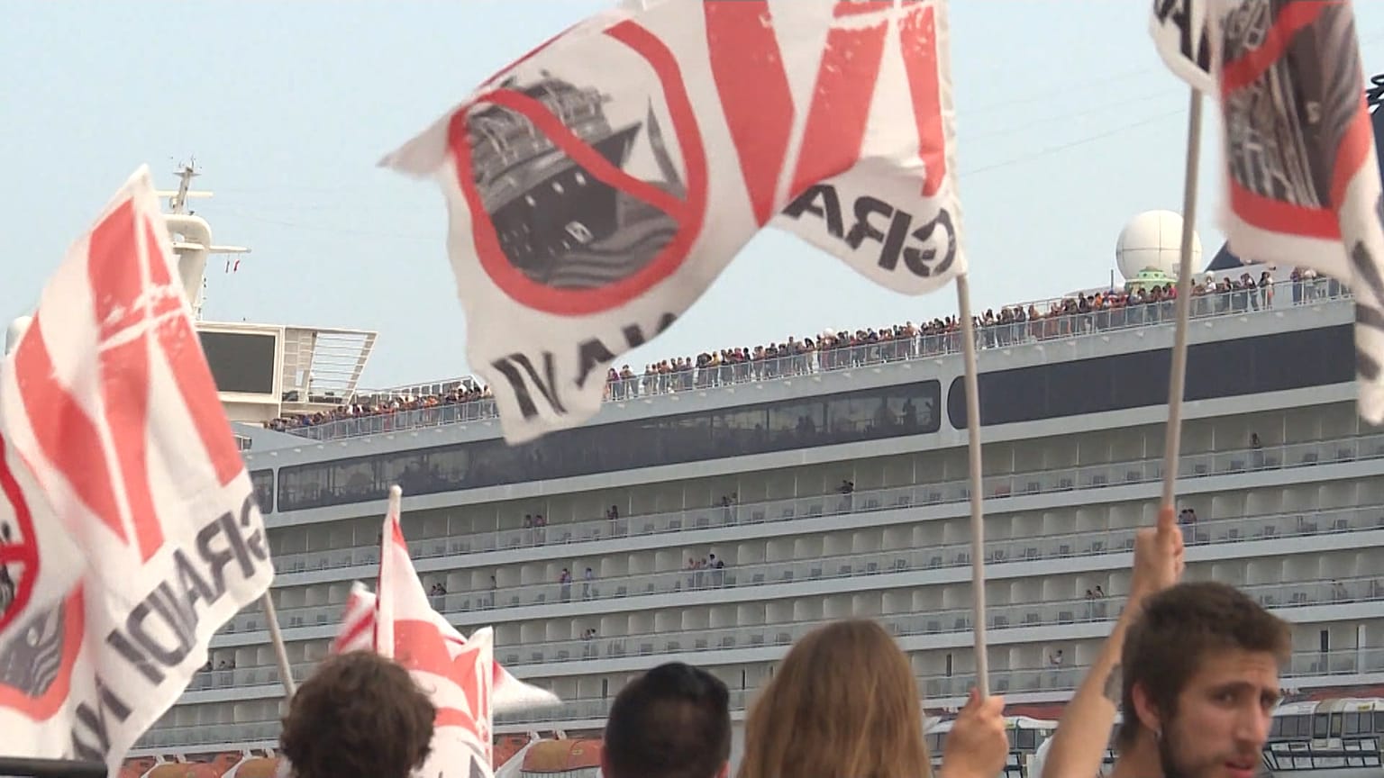Kruvaziyer seferleri protesto edildi 