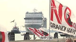 El crucero MSC Orchestra parte de Venecia entre protestas