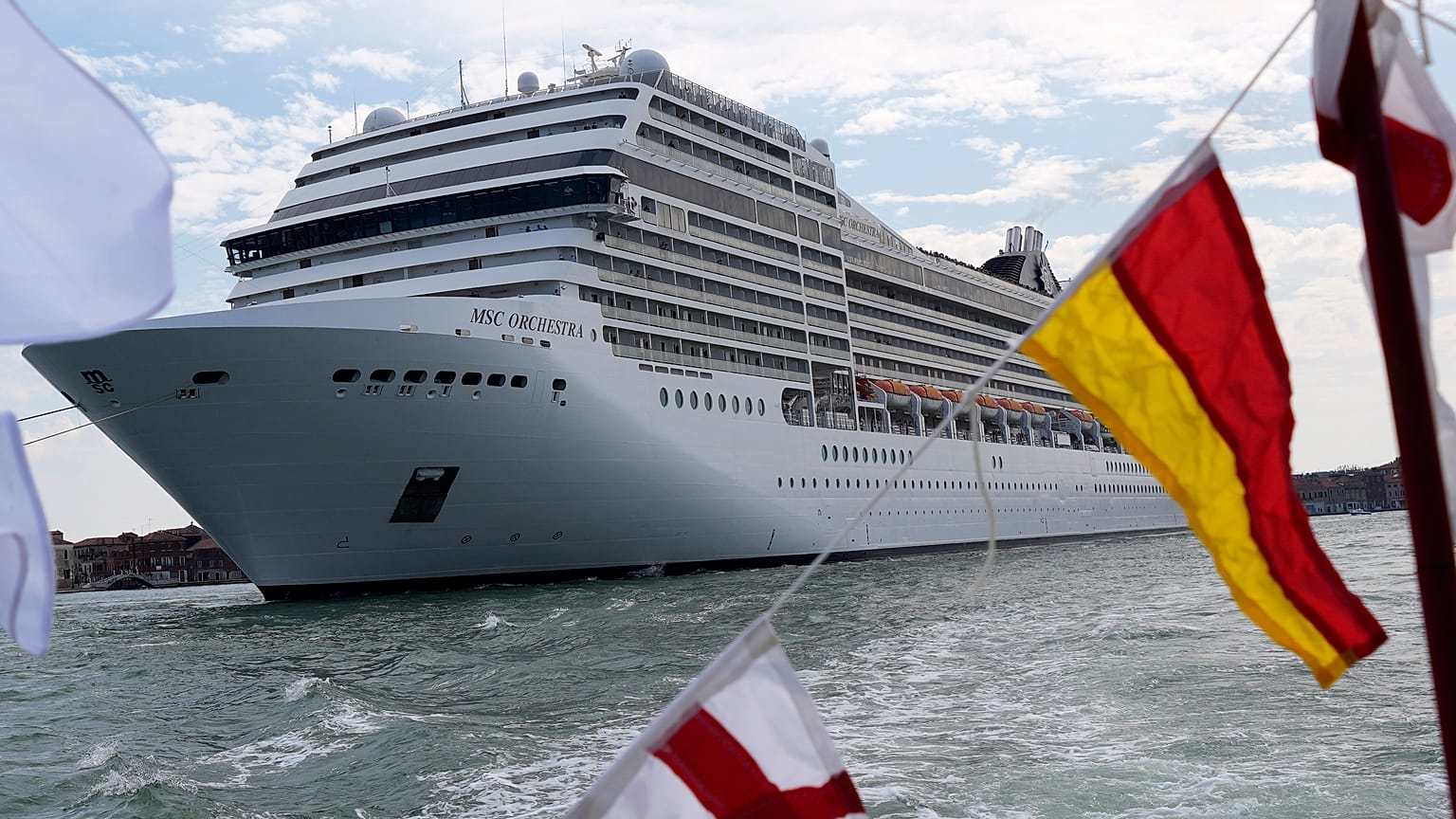 Круизный лайнер MSC Orchestra в лагуне Венеции, 5 июня 2021 года