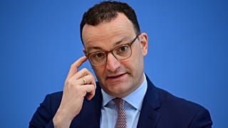 Jens Spahn német egészségügyi miniszter egy áprilisi sajtótájékoztatón