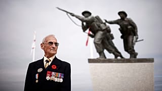 Un ancien combattant lors de l'inauguration du mémorial britannique à Ver/mer, le 06/06/2021