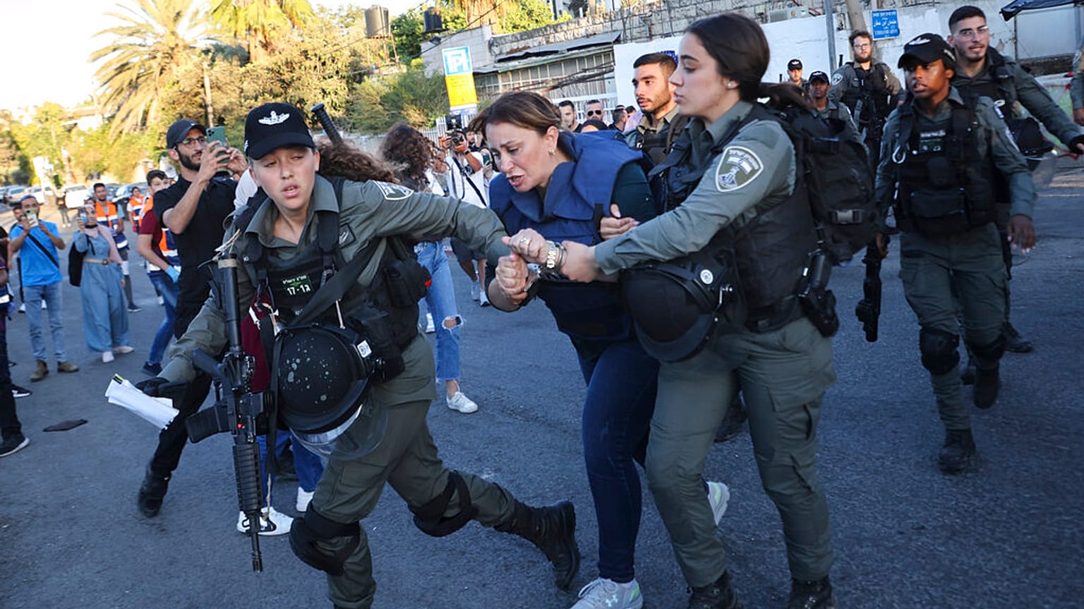İsrail polisi, El Cezire (Al Jazeera) televizyonunun haber muhabiri Givara Budeiri'yi gözaltına aldı. 