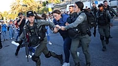 İsrail polisi, El Cezire (Al Jazeera) televizyonunun haber muhabiri Givara Budeiri'yi gözaltına aldı. 