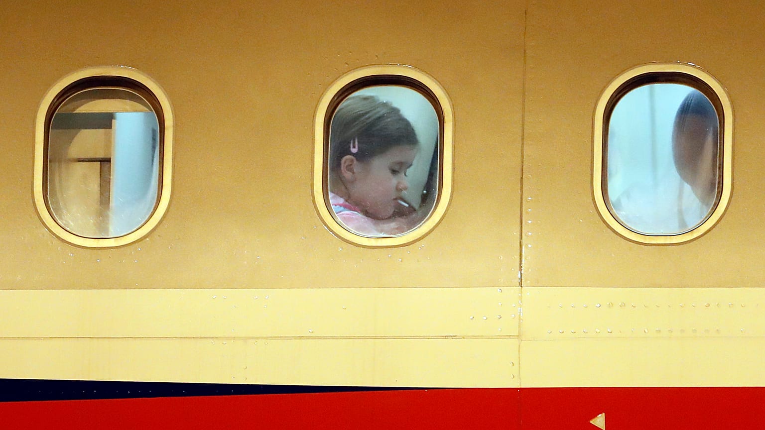 Ein Flugzeug am Prager Flughafen