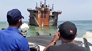 Olajszivárgás után kutatnak Sri Lanka-i búvárok