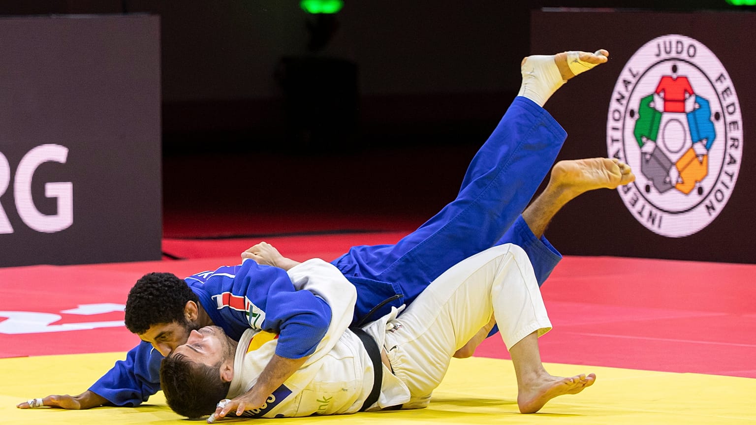 A spanyol Francisco Garrigos (fehérben) és a francia Walide Khyar a harmadik helyért rendezett mérkőzésen a férfiak 60 kg-os súlycsoportjában