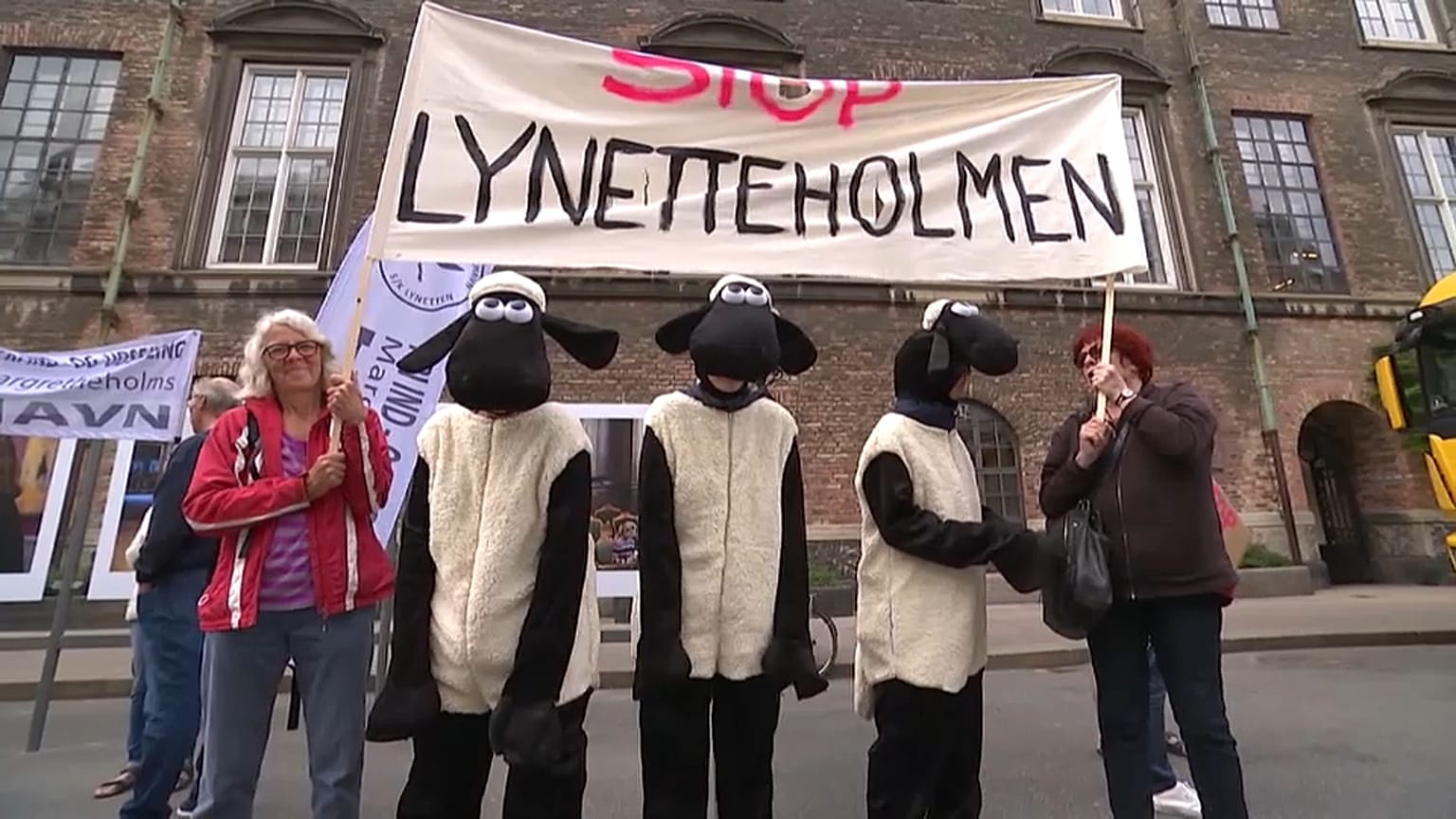 Les écologistes critiquent l'impact environnemental de l'île artificielle destinée officiellement à protéger Copenhague des inondations.