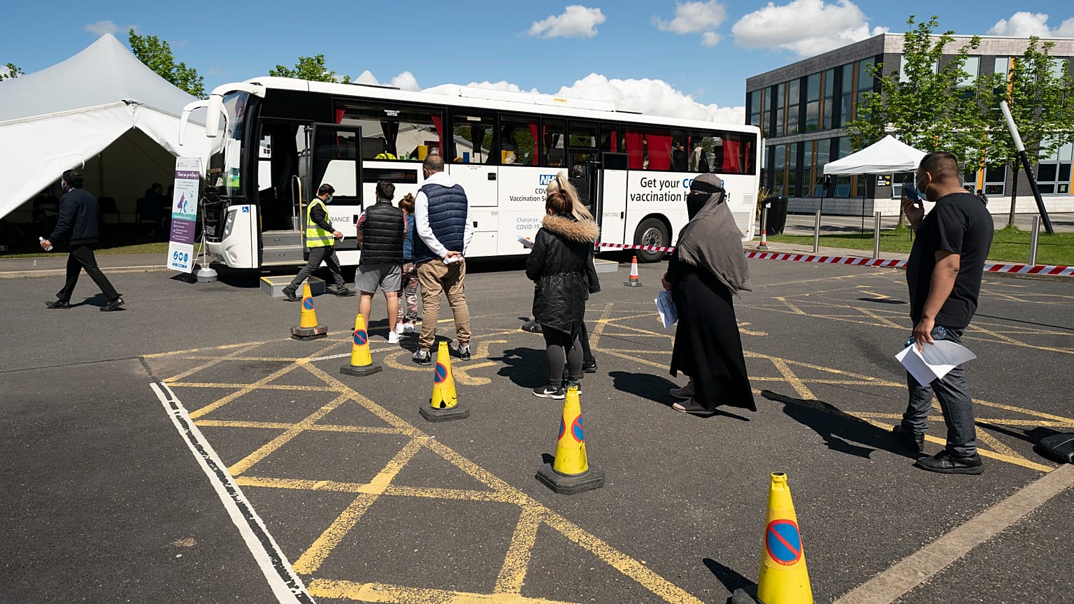 İngiltere'nin Bolton kentinde Covid-19 aşı kuyruğu