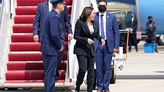 نائبة الرئيس الأميركي، كامالا هاريس، عند خروجها من طائرة "إير فورس تو"