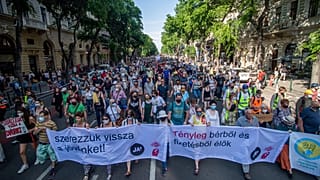 Résztvevők vonulnak a kínai Fudan Egyetem budapesti kampuszának létrehozása ellen meghirdetett tüntetésen a fővárosban, az Andrássy úton 2021. június 5-én.