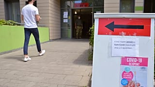 Egy férfi érkezik a győri Petz Aladár Megyei Oktató Kórház oltópontjához 2021. június 5-én