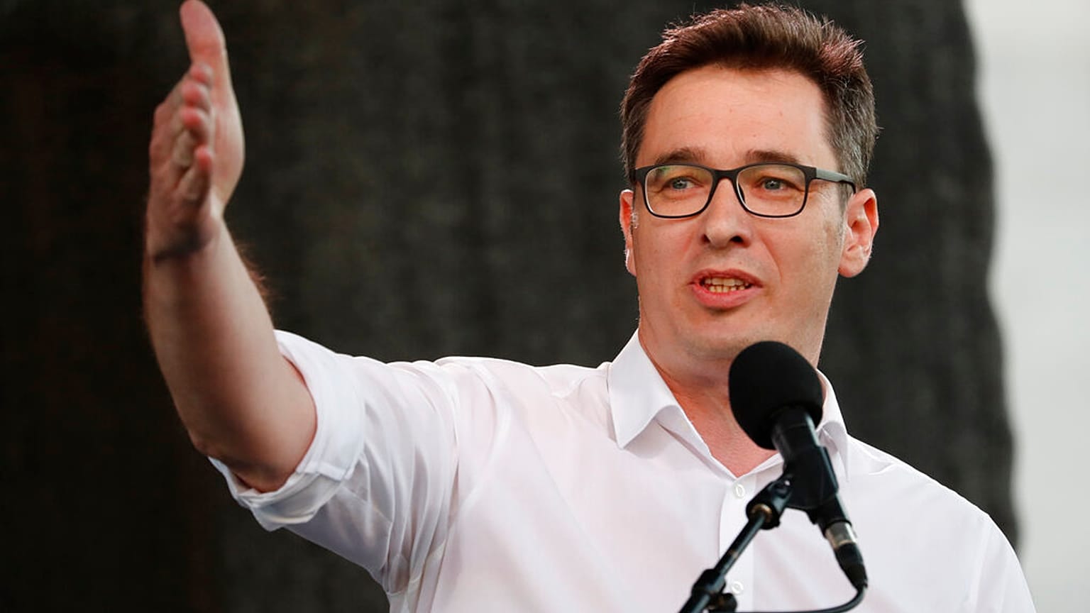 Karácsony Gergely a kínai Fudan egyetem ellen tartott budapesti tüntetésen 2021 júniusában