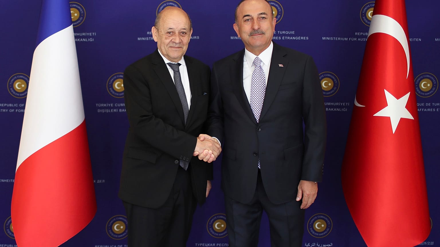 French Foreign Minister Jean-Yves Le Drian, left, and Turkey's Foreign Minister Mevlut Cavusoglu 