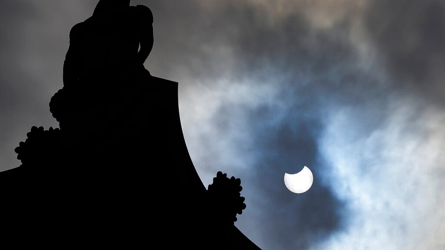 El eclipse sobre Trafalgar Square, en Londres