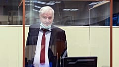 Archivaufnahme von Ratko Mladic im Gerichtssaal des Den Haager Tribunals.