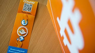 Bitcoin elfogadóhely-azonosító a 2016. február 10-én tartott sajtótájékoztatón, amelyen bejelentették, hogy februártól bitcoinnal is lehet fizetni a Budapest Taxi autóiban