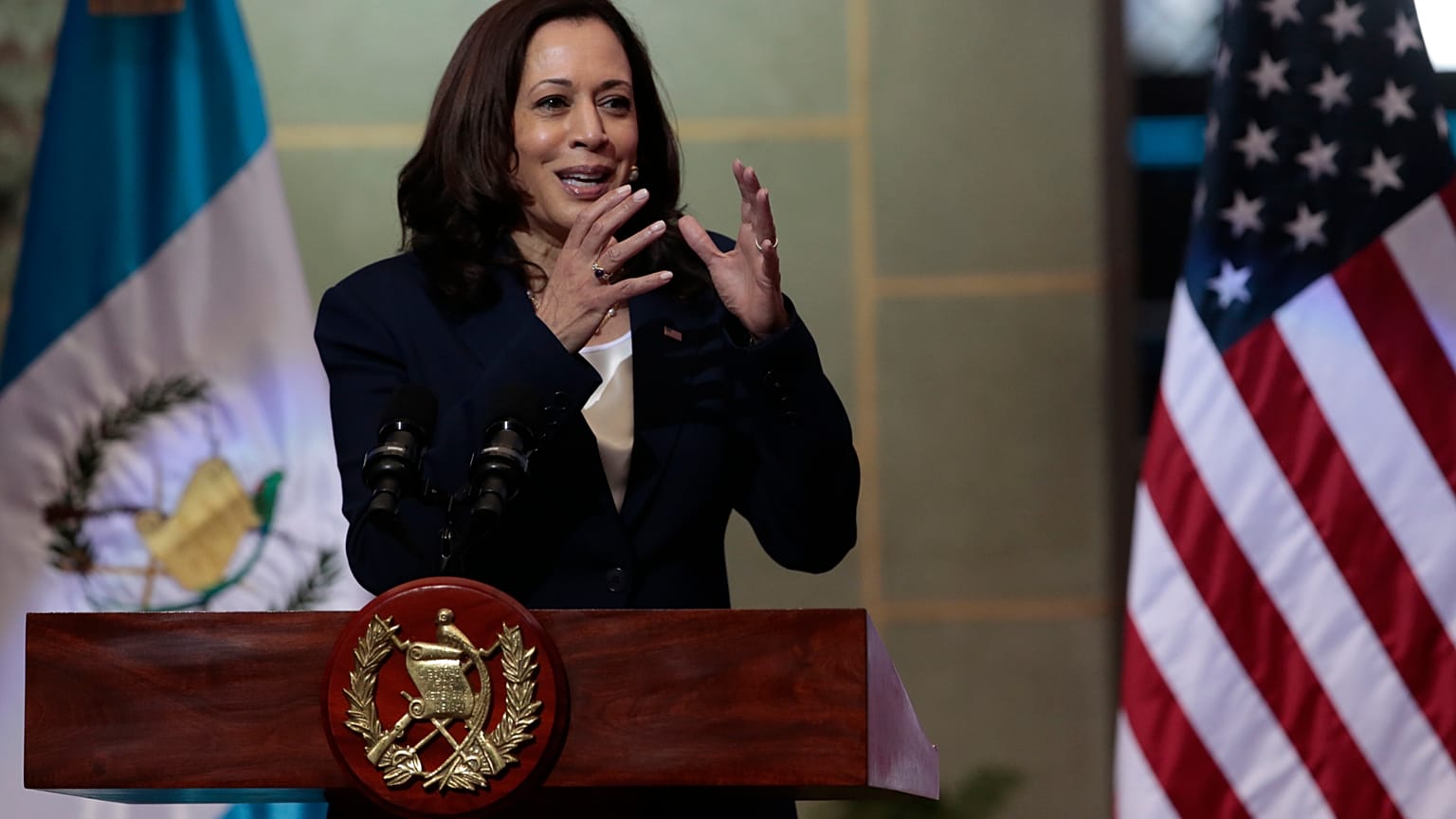 La vicepresidenta de EEUU, Kamala Harris, durante la rueda de prensa que ofreció junto al presidente de Guatemala, Alejandro Giammattei