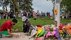 Mémorial improvisé pour la famille tuée à London, Ontario, Canada, 7 juin 2021