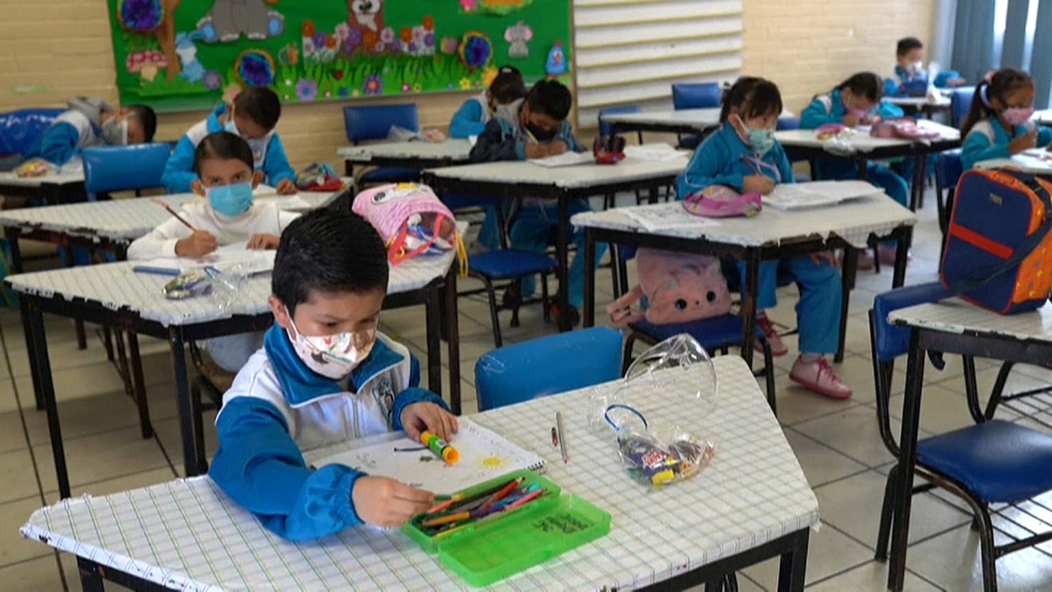 Un grupo de niños asiste a clase en el primer día de reapertura tras casi 15 meses de cierre