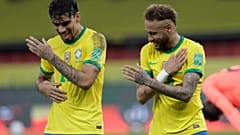 Zwei Frankreich-Legionäre feiern in Porto Alegre am 4.6.21 einen Treffer Brasiliens gegen Ecuador: Lucas Paqueta (links) und Neymar