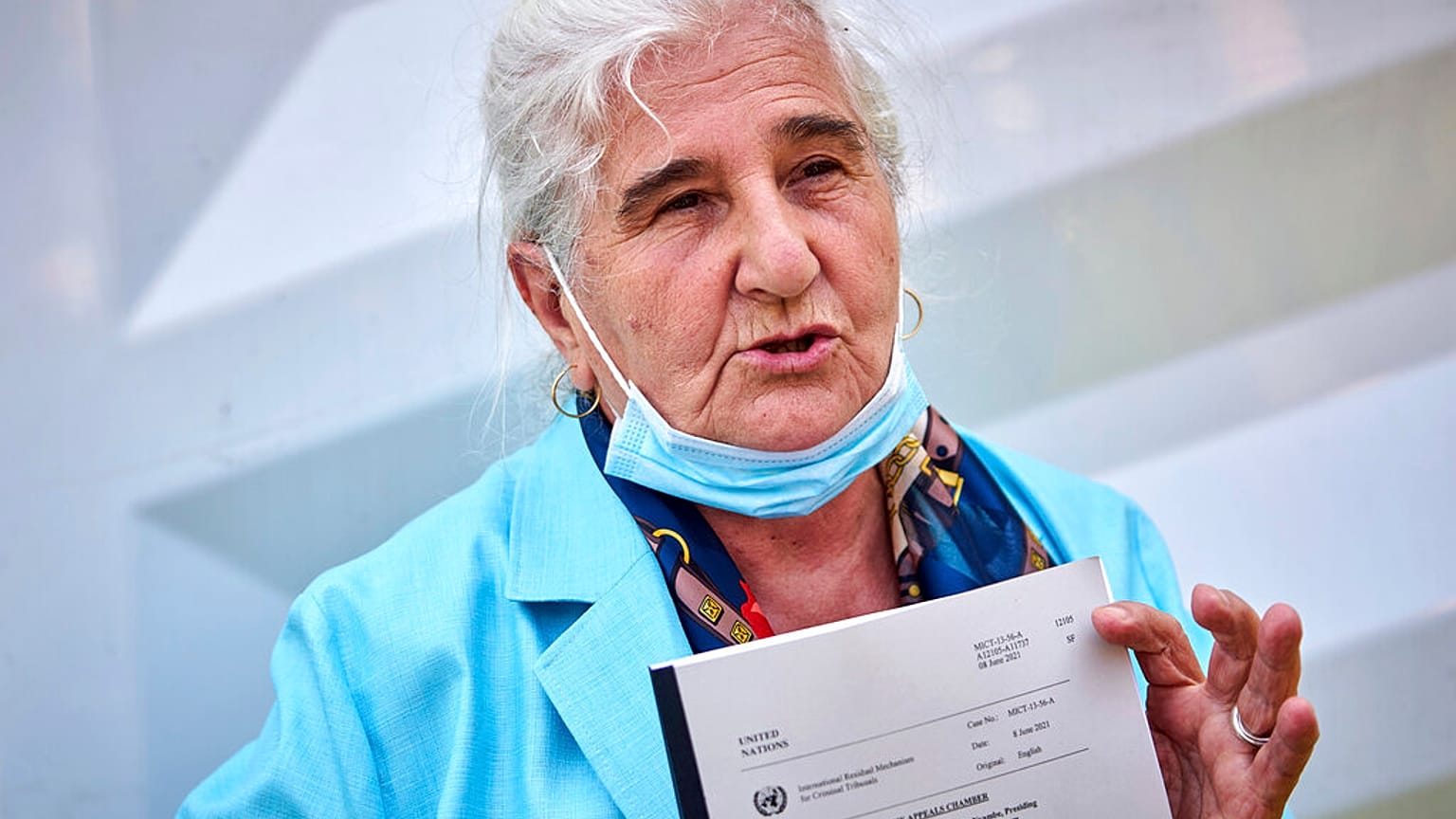 Munira Subasic, eine der "Mütter von Srebrenica", mit dem Urteil gegen Ratko Mladic