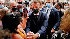الرئيس الفرنسي إيمانويل ماكرون يلتقي بالسكان خلال زيارة لمارتل بجنوب فرنسا، خلال جولته الرئاسية، يوم الخميس 3 يونيو 2021 
