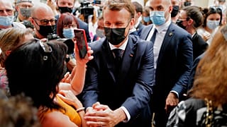 الرئيس الفرنسي إيمانويل ماكرون يلتقي بالسكان خلال زيارة لمارتل بجنوب فرنسا، خلال جولته الرئاسية، يوم الخميس 3 يونيو 2021