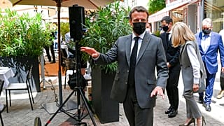 El presidente francés Emmanuel Macron ha recibido una bofetada de un hombre durante una visita en una pequeña ciudad del sureste de Francia