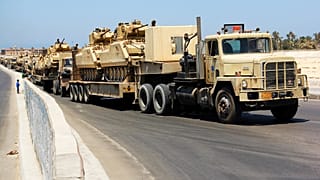 شاحنات تنقل دبابات تابعة للجيش المصري في منطقة العريش، شمال شبه جزيرة سيناء، 9 أغسطس 2012