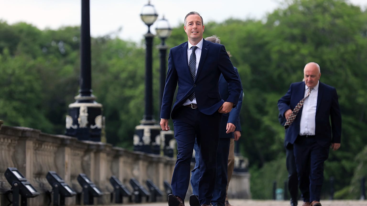 Paul Givan sajtótájékoztatóra tart 2021. június 8-án
