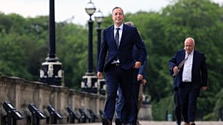 Paul Givan sajtótájékoztatóra tart 2021. június 8-án