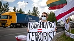 Lukasenka=terroista feliratot tartó szimpátiatüntető Litvániában 2021. június 8-án