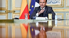 Schiaffi al presidente francese Macron. Arrestati due gilet gialli