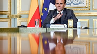 Schiaffi al presidente francese Macron. Arrestati due gilet gialli