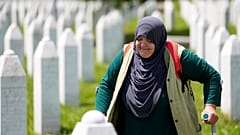 Se cumplen 26 años de la matanza de Srebrenica mientras los familiares siguen enterrando a las vícti