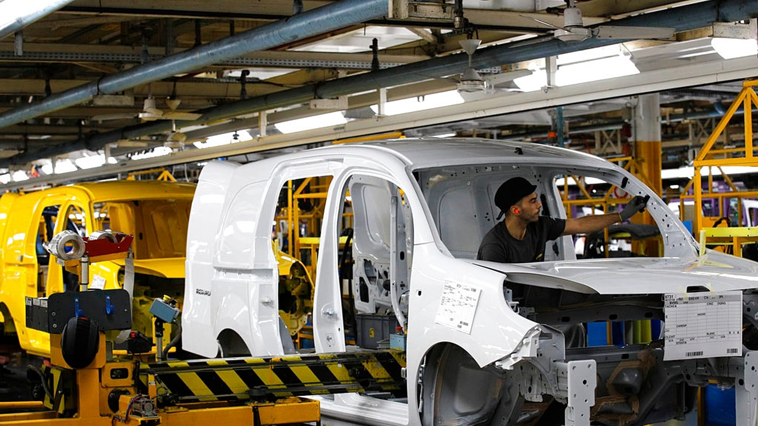 Des employés de Renault dans l'usine de Maubeuge en 2018
