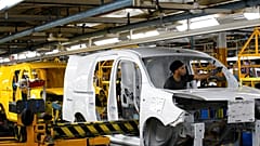 Des employés de Renault dans l'usine de Maubeuge en 2018