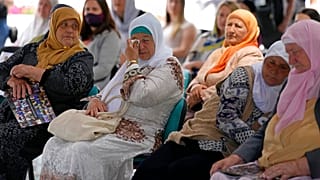Les mères de Srebrenica devant un écran géant pour la retransmission du verdict du TPI de La Haye., 8 juin 2021