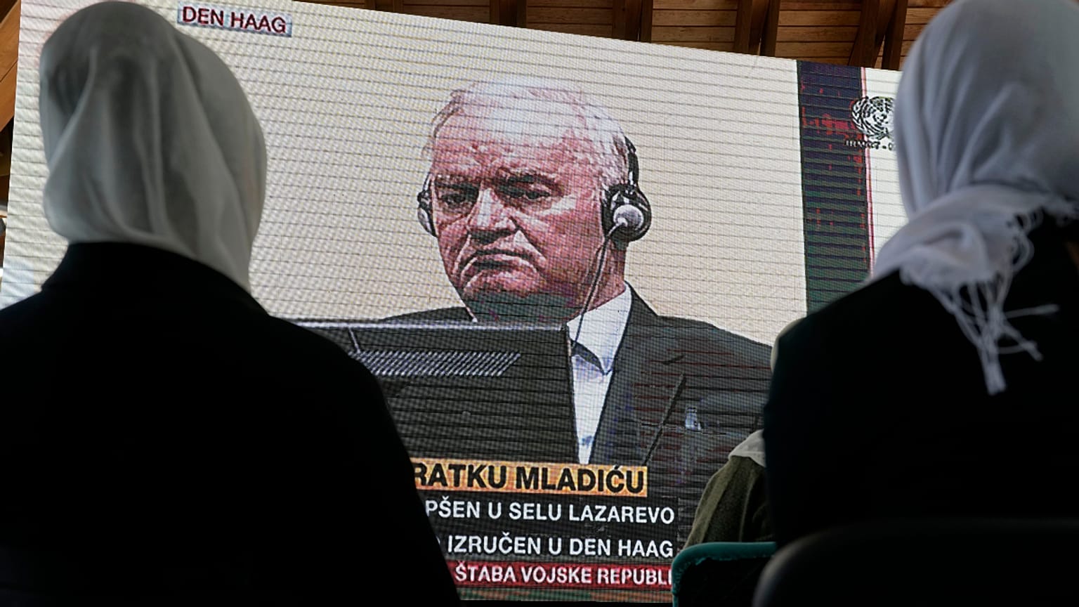 Sobreviventes do massacre de Srebrenica assistiram em Potočari à sengtença de Mladić